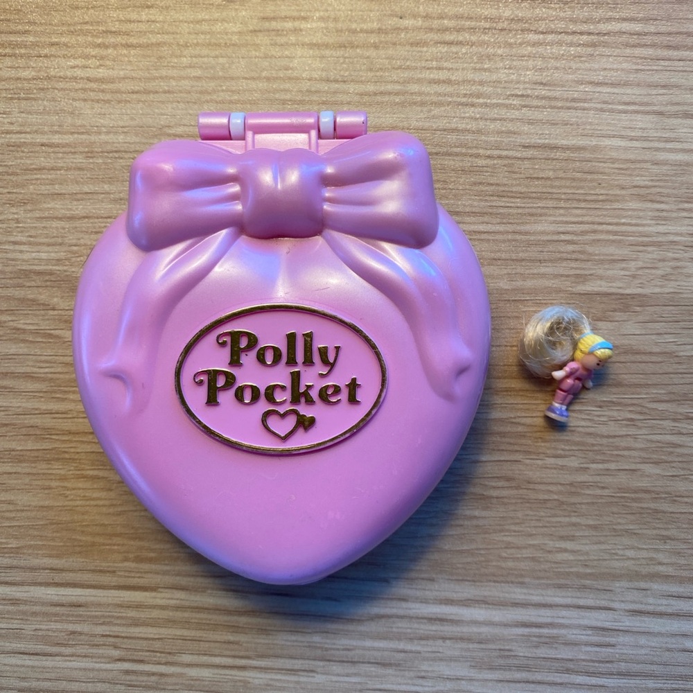 Polly Pocket Stylin’ Workout Vintage Compact with doll, no accessories